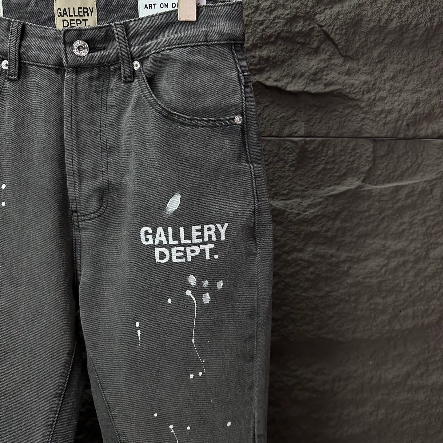 P250 GALLERY DEPT. 2025 new splash-ink hand-painted letter splicing couple style loose washed flared jeans 🔥High version🔥High version🔥 Top ceiling quality Styles with different washed textures are very friendly to people with thin legs and thick legs. The slightly flared version is very flattering. Moderate length that never goes out of style, easy to match with casually, basic styling for various styles, a must-have in the wardrobe! The fabric is stiff but also makes the upper body soft without losing texture. The washing process is even more perfect. It is a must-have item for everyone! ! ! Washed wheat, tag, pants label, three complete labels Color: washed black, washed blue Size: 28, 30, 32, 34 (four sizes)